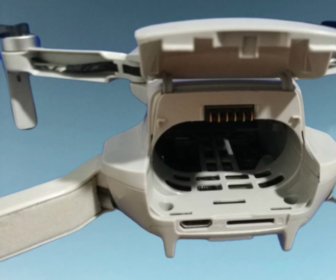 DJI+mavic+Mini%2C+vano+batteria.jpg